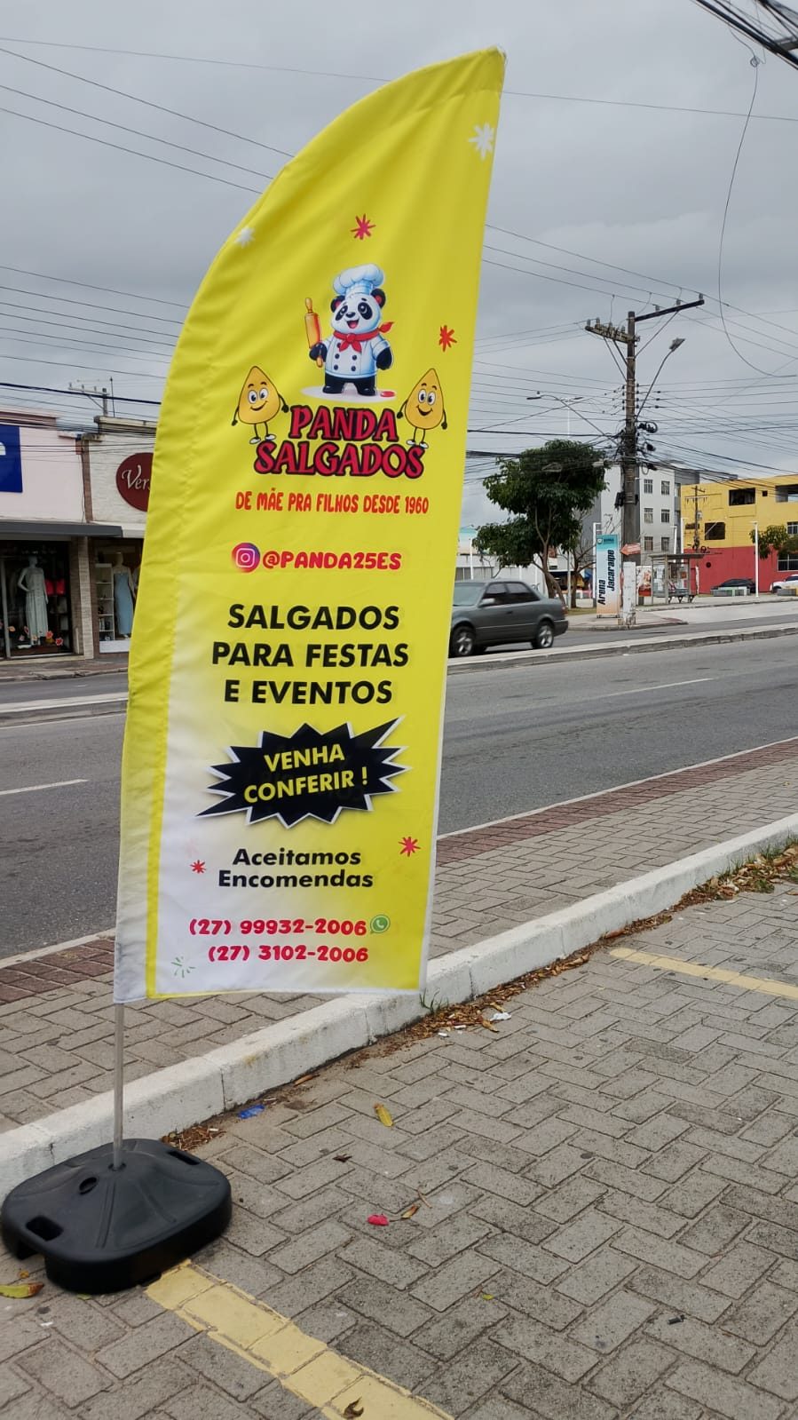 Wind banner instalado em calçada